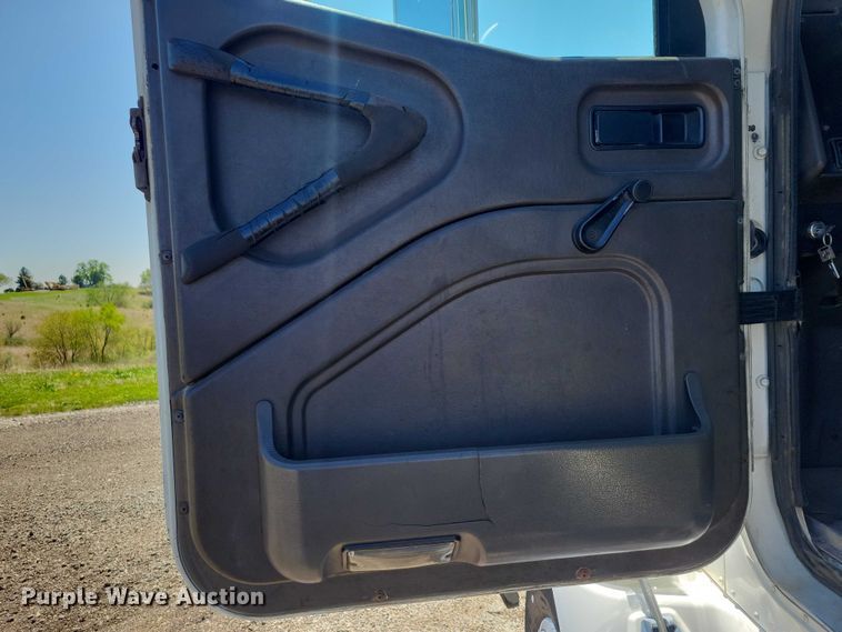 image for item DZ7076 2002 International 9100i semi truck