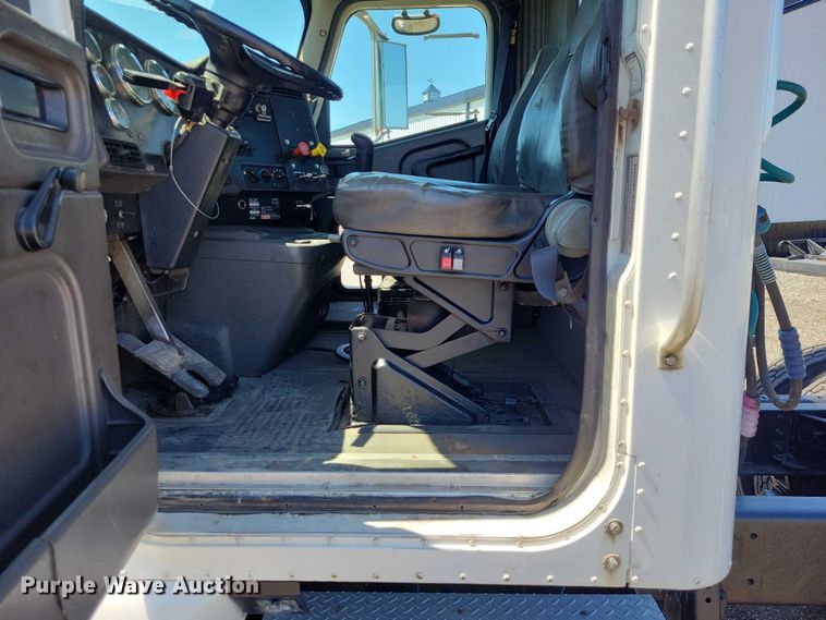 image for item DZ7076 2002 International 9100i semi truck