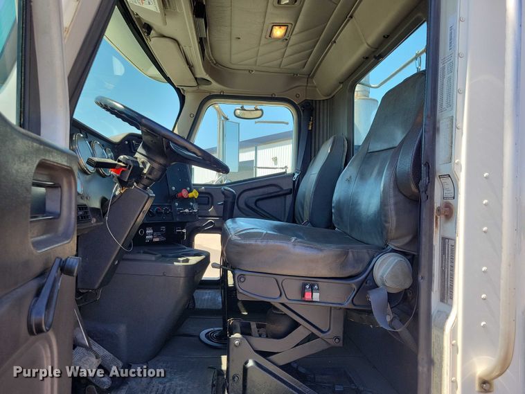 image for item DZ7076 2002 International 9100i semi truck