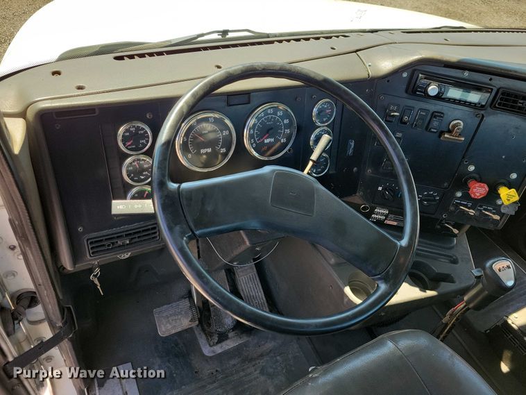 image for item DZ7076 2002 International 9100i semi truck