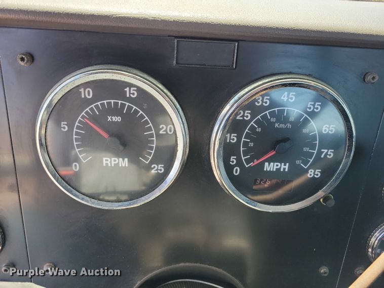 image for item DZ7076 2002 International 9100i semi truck