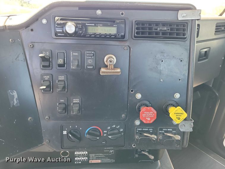 image for item DZ7076 2002 International 9100i semi truck
