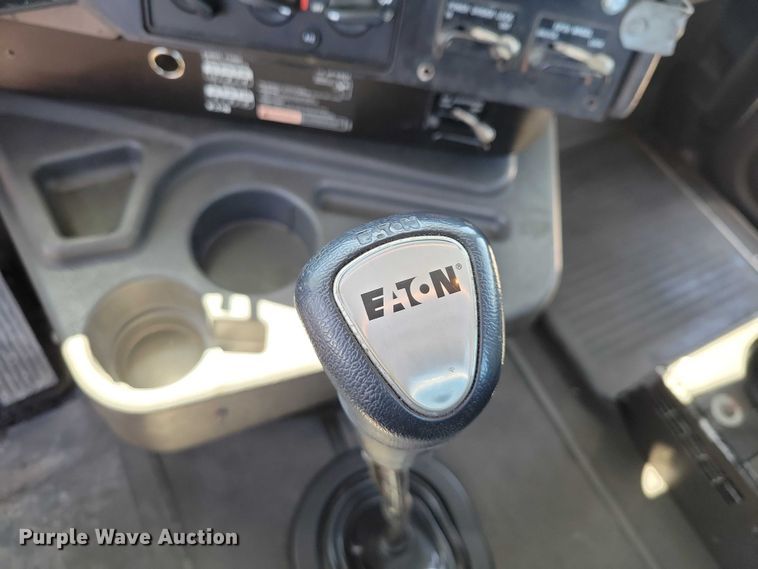 image for item DZ7076 2002 International 9100i semi truck
