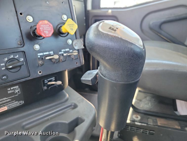 image for item DZ7076 2002 International 9100i semi truck