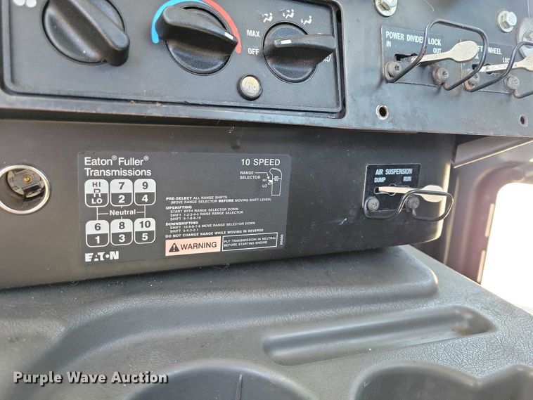 image for item DZ7076 2002 International 9100i semi truck