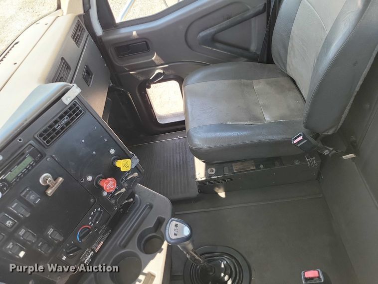 image for item DZ7076 2002 International 9100i semi truck
