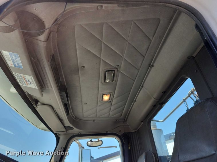 image for item DZ7076 2002 International 9100i semi truck