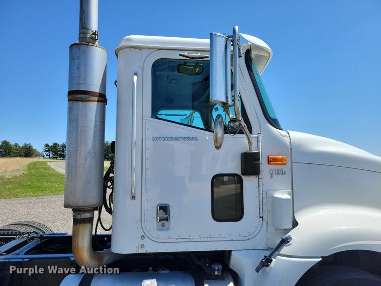 image for item DZ7076 2002 International 9100i semi truck