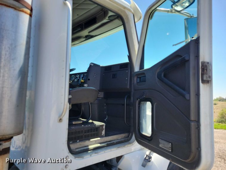 image for item DZ7076 2002 International 9100i semi truck