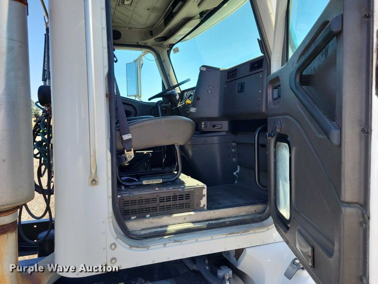 image for item DZ7076 2002 International 9100i semi truck