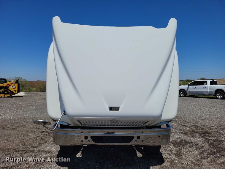 image for item DZ7076 2002 International 9100i semi truck