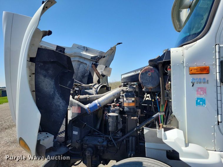 image for item DZ7076 2002 International 9100i semi truck
