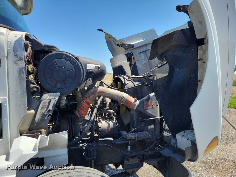 image for item DZ7076 2002 International 9100i semi truck