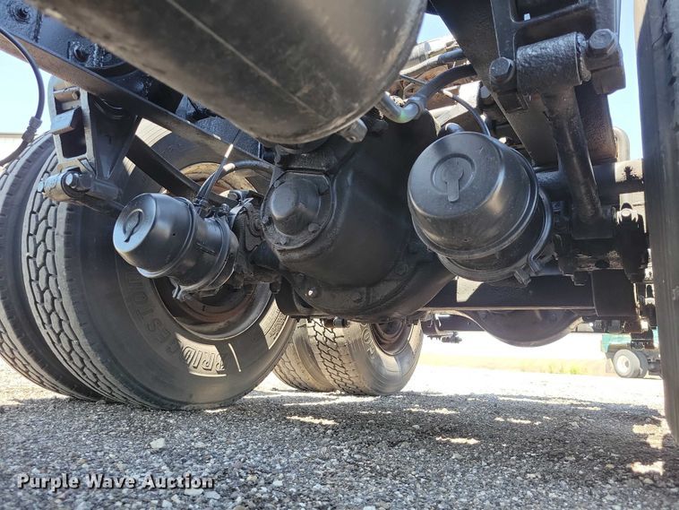 image for item DZ7076 2002 International 9100i semi truck