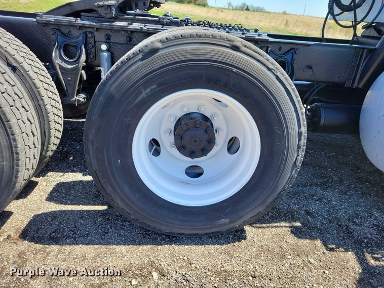 image for item DZ7076 2002 International 9100i semi truck