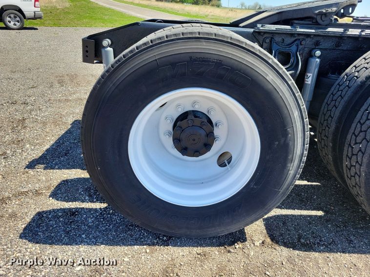 image for item DZ7076 2002 International 9100i semi truck