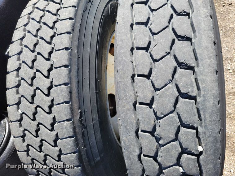 image for item DZ7076 2002 International 9100i semi truck