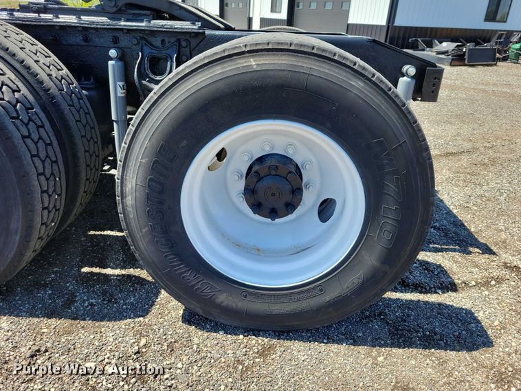image for item DZ7076 2002 International 9100i semi truck