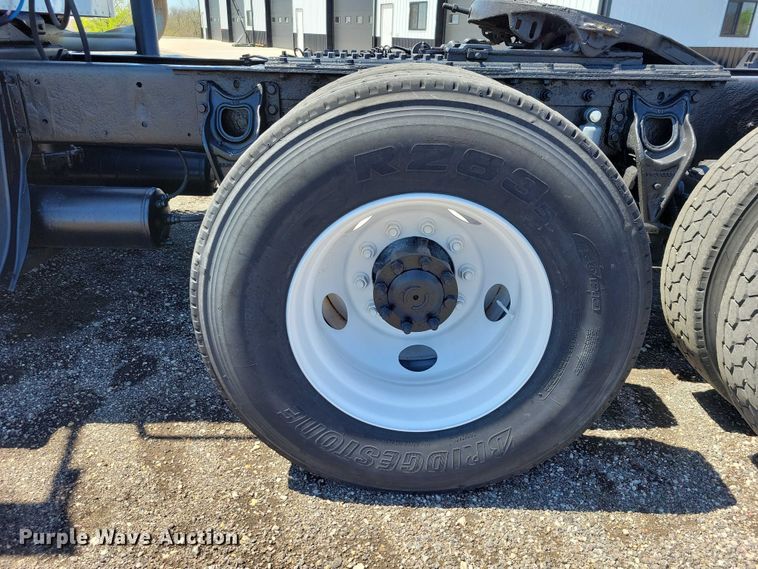 image for item DZ7076 2002 International 9100i semi truck