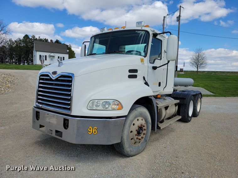 image for item DZ7090 2004 Mack CX613 semi truck