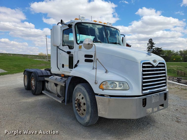 image for item DZ7090 2004 Mack CX613 semi truck