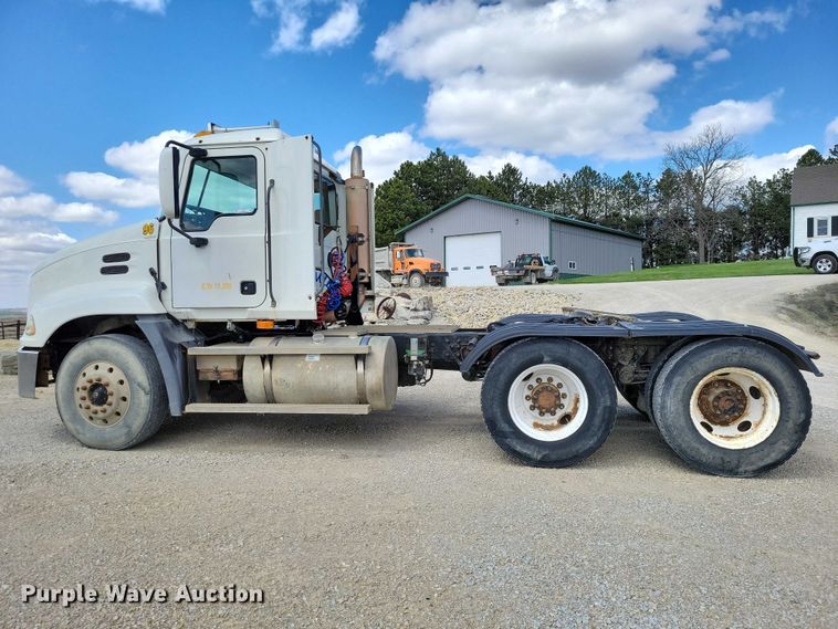 image for item DZ7090 2004 Mack CX613 semi truck