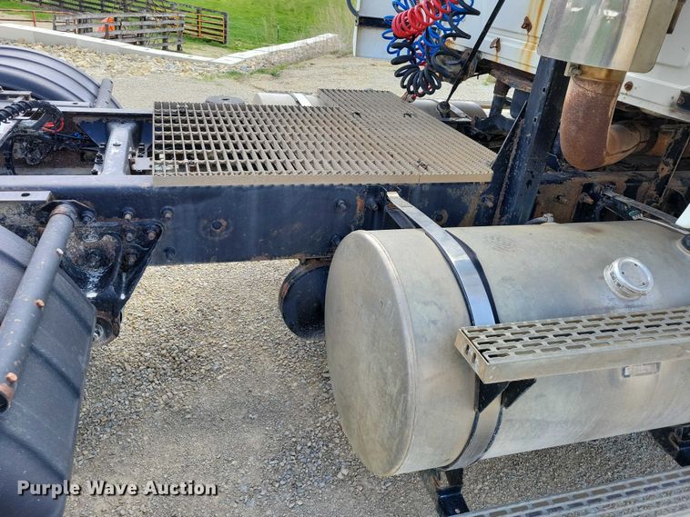 image for item DZ7090 2004 Mack CX613 semi truck