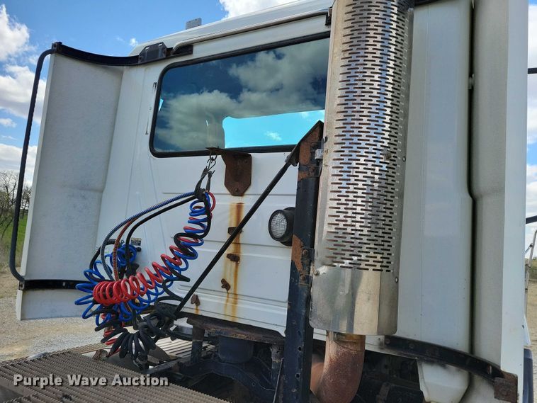 image for item DZ7090 2004 Mack CX613 semi truck