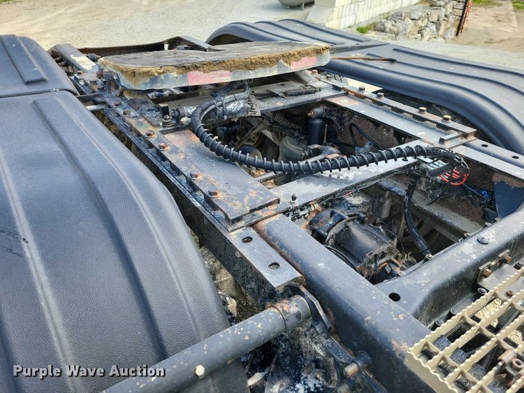 image for item DZ7090 2004 Mack CX613 semi truck