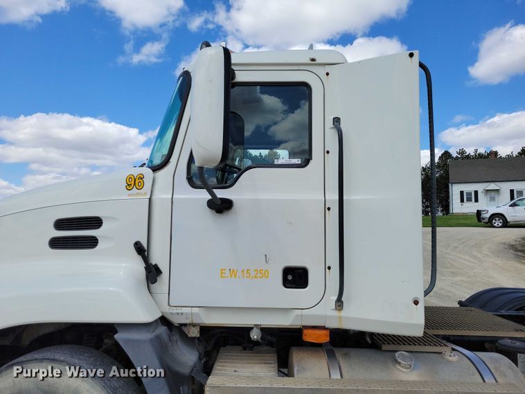 image for item DZ7090 2004 Mack CX613 semi truck
