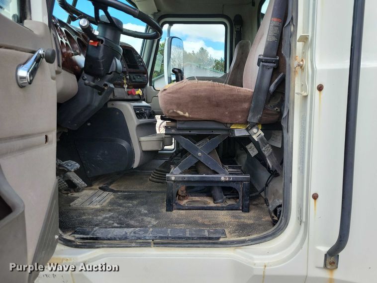 image for item DZ7090 2004 Mack CX613 semi truck