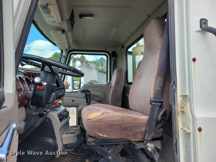image for item DZ7090 2004 Mack CX613 semi truck