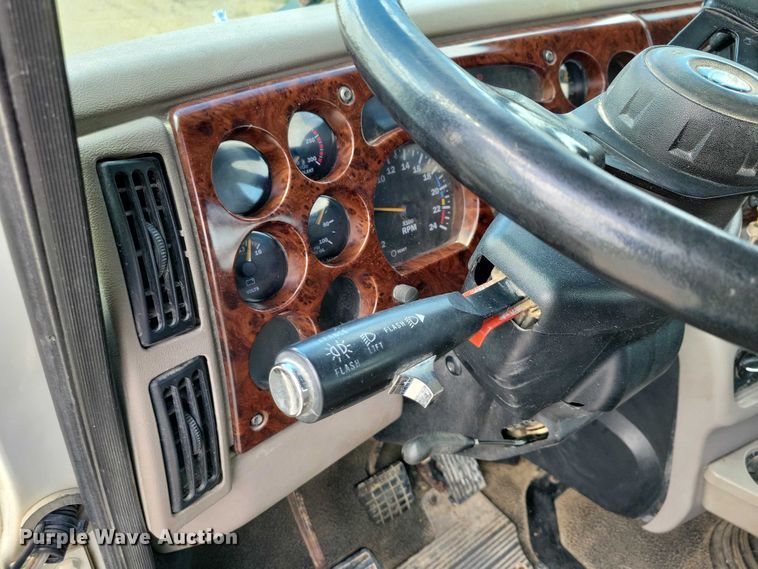 image for item DZ7090 2004 Mack CX613 semi truck