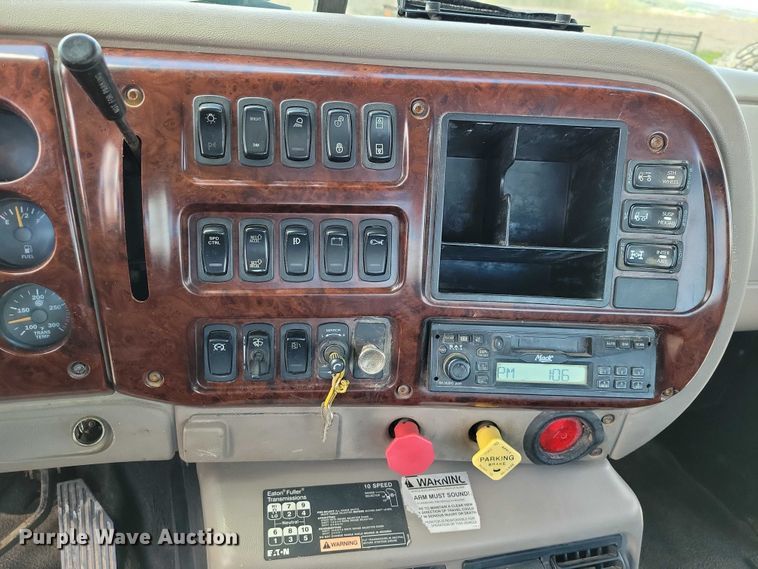 image for item DZ7090 2004 Mack CX613 semi truck