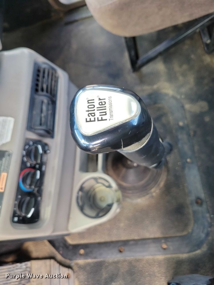 image for item DZ7090 2004 Mack CX613 semi truck
