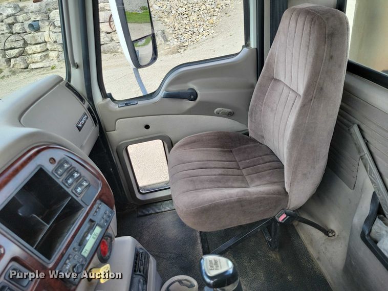 image for item DZ7090 2004 Mack CX613 semi truck