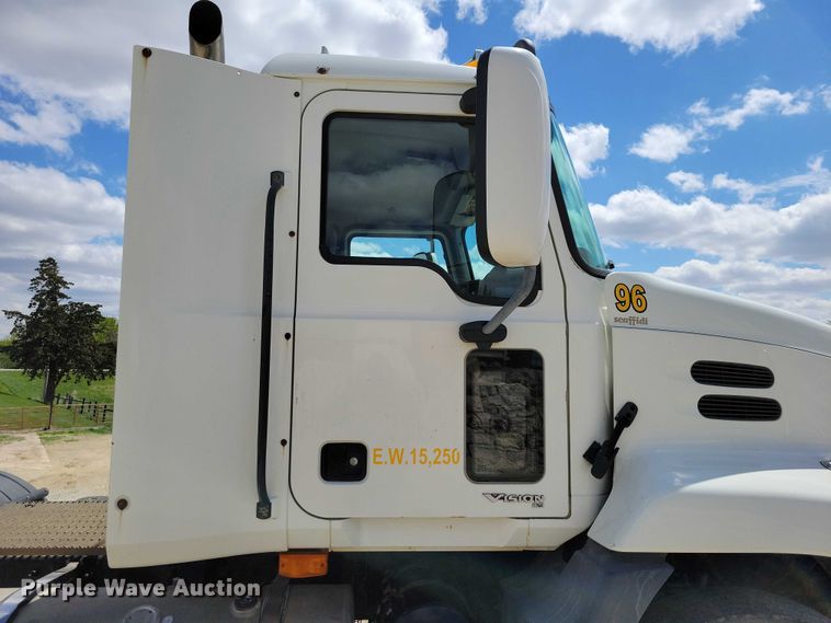 image for item DZ7090 2004 Mack CX613 semi truck