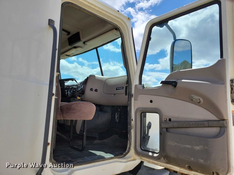 image for item DZ7090 2004 Mack CX613 semi truck