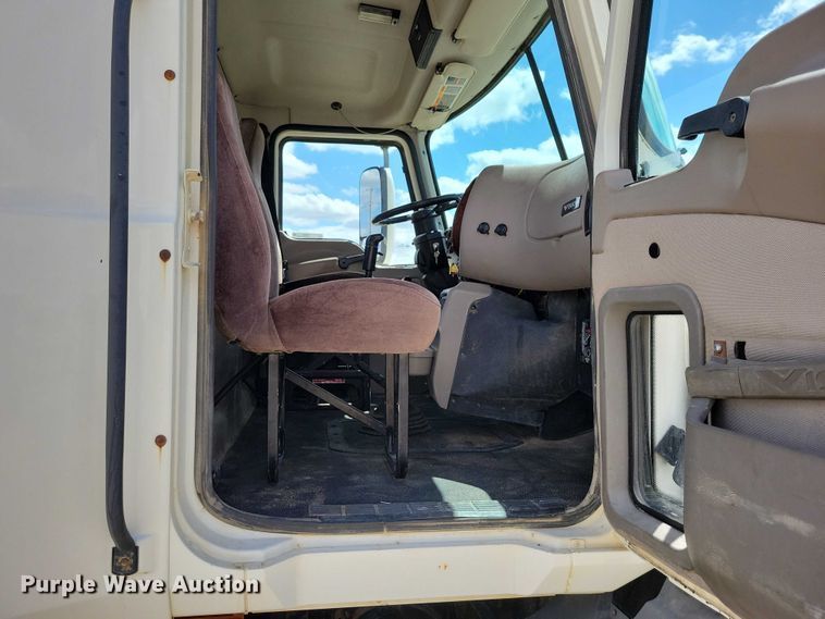 image for item DZ7090 2004 Mack CX613 semi truck