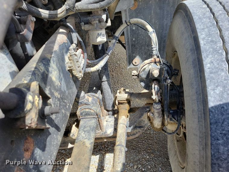 image for item DZ7090 2004 Mack CX613 semi truck