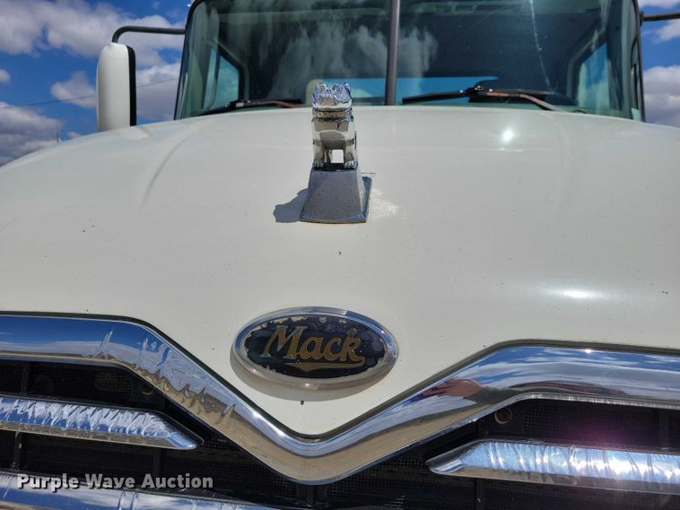 image for item DZ7090 2004 Mack CX613 semi truck