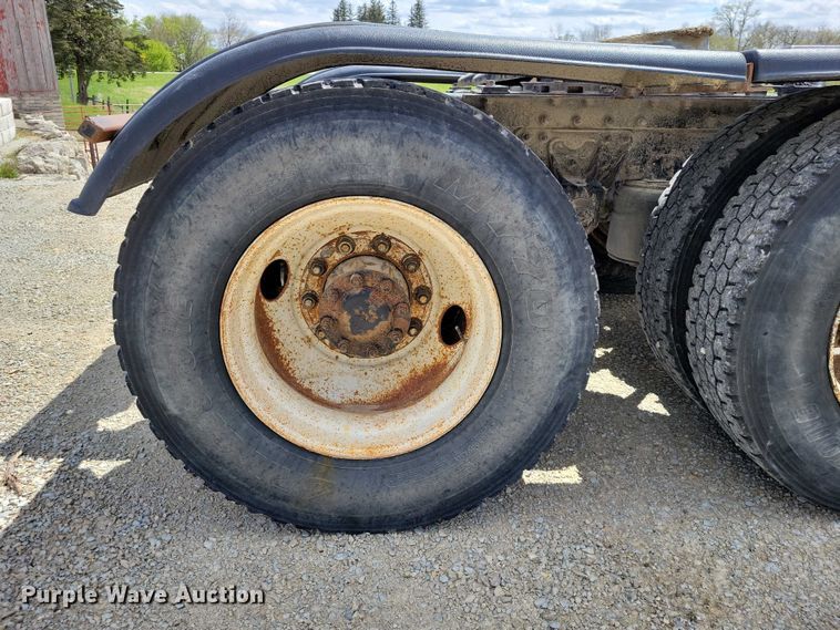 image for item DZ7090 2004 Mack CX613 semi truck