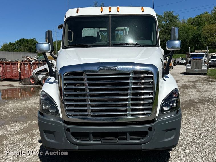 image for item EA4840 2015 Freightliner Cascadia semi truck