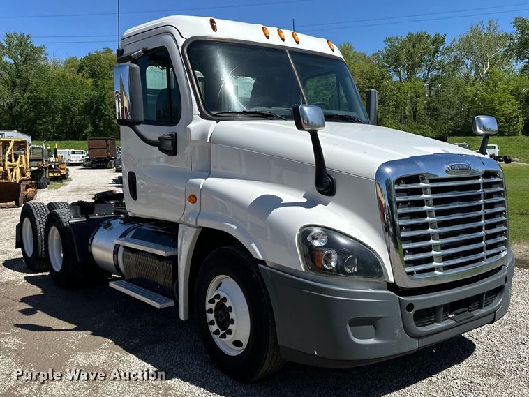 image for item EA4840 2015 Freightliner Cascadia semi truck