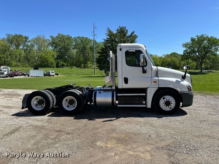 image for item EA4840 2015 Freightliner Cascadia semi truck