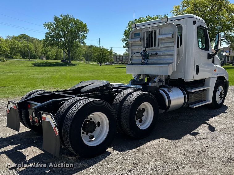 image for item EA4840 2015 Freightliner Cascadia semi truck