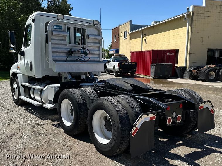 image for item EA4840 2015 Freightliner Cascadia semi truck