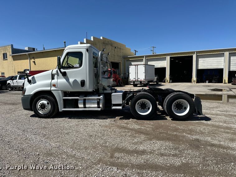 image for item EA4840 2015 Freightliner Cascadia semi truck