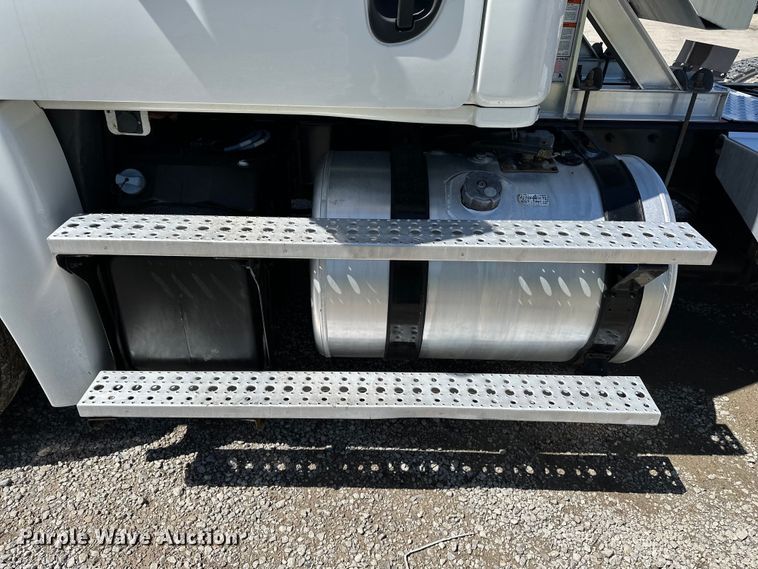 image for item EA4840 2015 Freightliner Cascadia semi truck