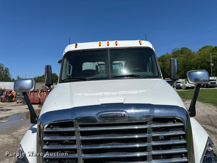 image for item EA4840 2015 Freightliner Cascadia semi truck
